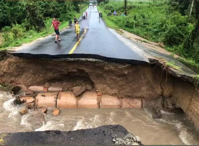 Lũ ở Phú Yên lên mốc lịch sử, dân trắng đêm tìm đường thoát - 6
