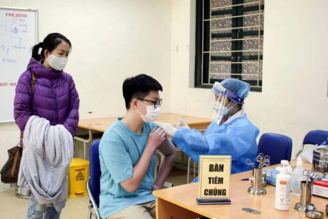 Hà Nội tạm ngừng tiêm vaccine cho học sinh cấp 2 trước thông tin gia hạn - 1