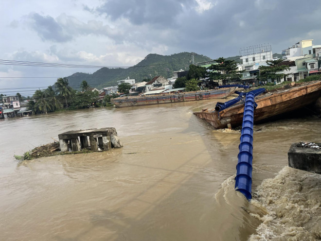 Khánh Hòa: Sà lan mắc kẹt, đứt toàn bộ ống nước tuyến Bắc Nha Trang, cầu Hà Ra bị đe dọa - 3