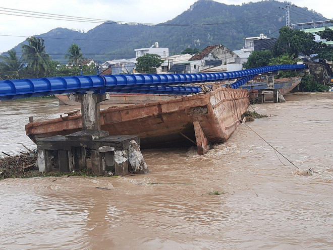 Khánh Hòa: Sà lan mắc kẹt, đứt toàn bộ ống nước tuyến Bắc Nha Trang, cầu Hà Ra bị đe dọa - 1