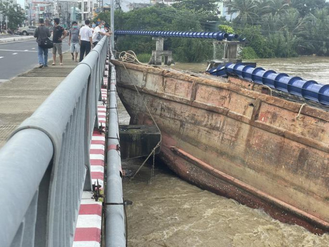 Khánh Hòa: Sà lan mắc kẹt, đứt toàn bộ ống nước tuyến Bắc Nha Trang, cầu Hà Ra bị đe dọa - 2