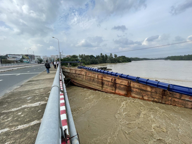 Khánh Hòa: Sà lan mắc kẹt, đứt toàn bộ ống nước tuyến Bắc Nha Trang, cầu Hà Ra bị đe dọa - 5