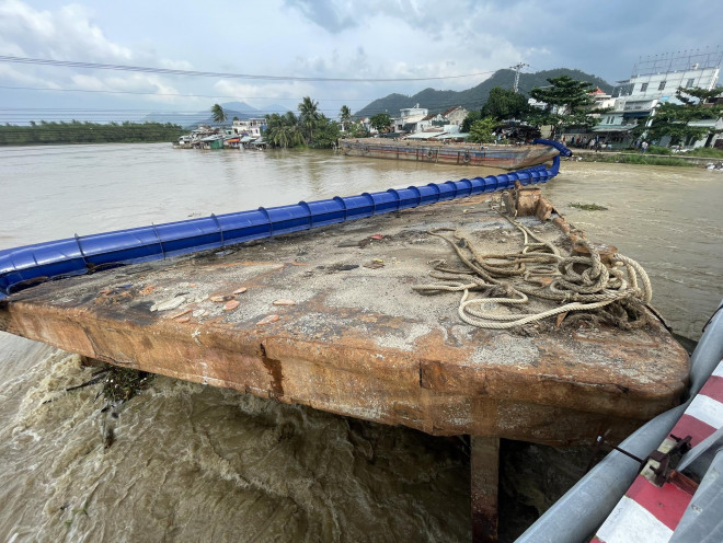 Khánh Hòa: Sà lan mắc kẹt, đứt toàn bộ ống nước tuyến Bắc Nha Trang, cầu Hà Ra bị đe dọa - 4