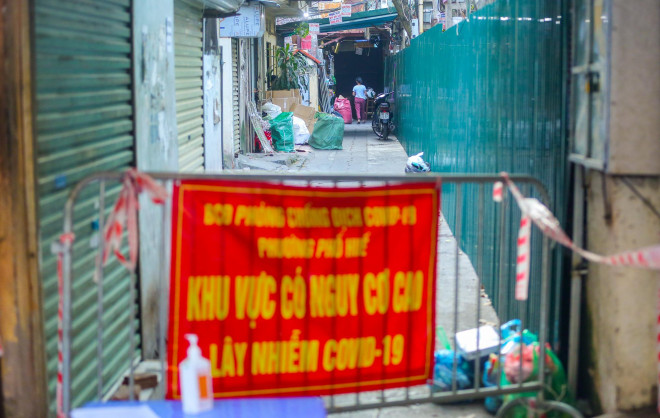 CLIP: Phong toả một cụm dân cư phường Phố Huế do liên quan đến 60 ca F0 - 12