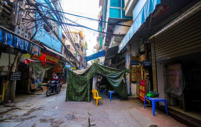 CLIP: Phong toả một cụm dân cư phường Phố Huế do liên quan đến 60 ca F0 - 13