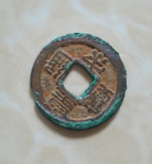 Người dân giao nộp hũ tiền cổ 27kg trục vớt bên bờ sông - 2