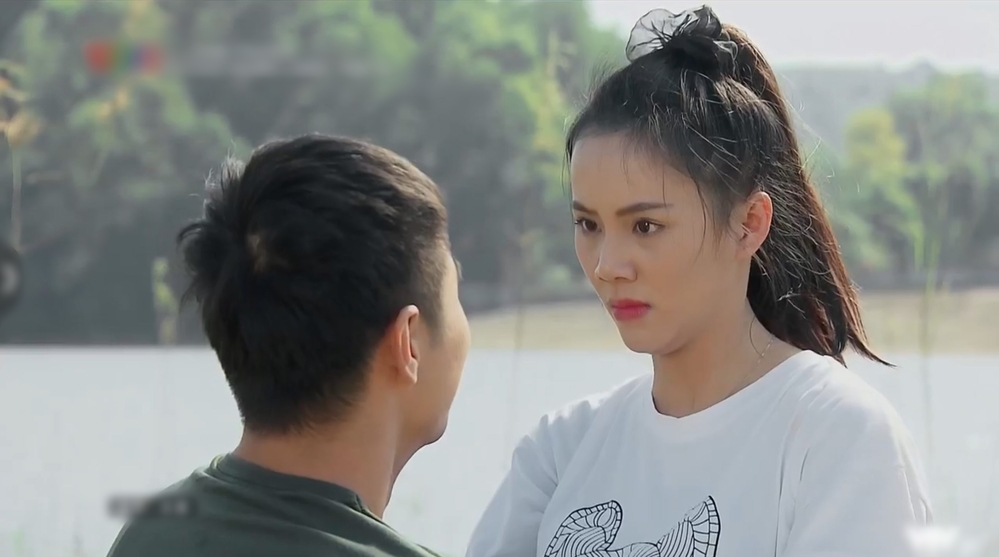 Anh Công An dùng "chiêu" hôn đắm đuối gái quê gây sốt" trên sóng quốc gia - 4