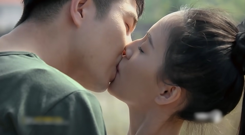 Anh Công An dùng "chiêu" hôn đắm đuối gái quê gây sốt" trên sóng quốc gia - 5
