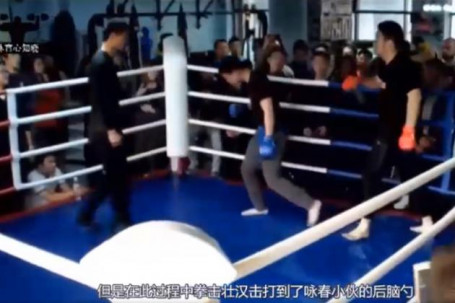 Cao thủ Vịnh Xuân bị võ sĩ Boxing đấm "ù tai, hoa mắt", rối rít xin thua