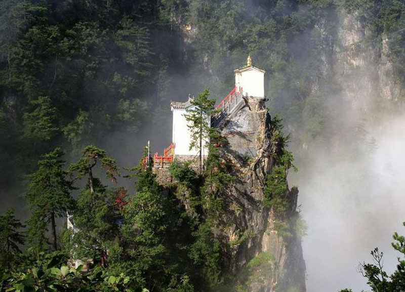 5 ngôi đền, chùa tọa lạc ở nơi cực kỳ nguy hiểm nhưng vẫn tấp nập du khách tìm đến - 1