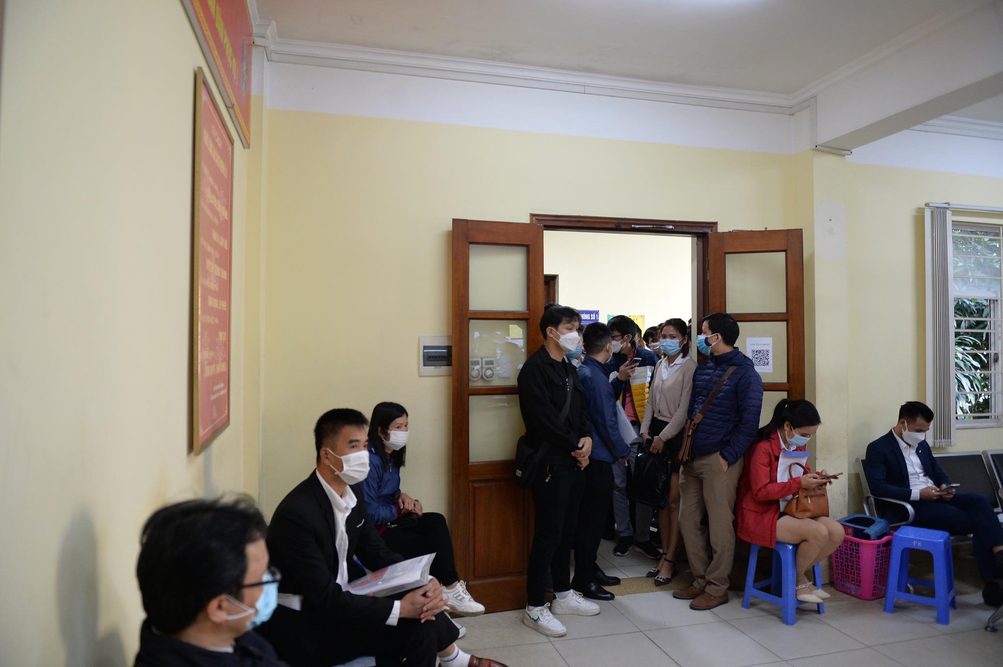 Hà Nội: Người dân xếp hàng chật kín điểm đăng ký xe ô tô khi phí trước bạ giảm 50% - 1