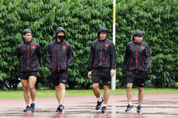 ĐT Việt Nam tập dưới mưa, ăn cơm hộp ở Singapore chờ so tài AFF Cup - 1
