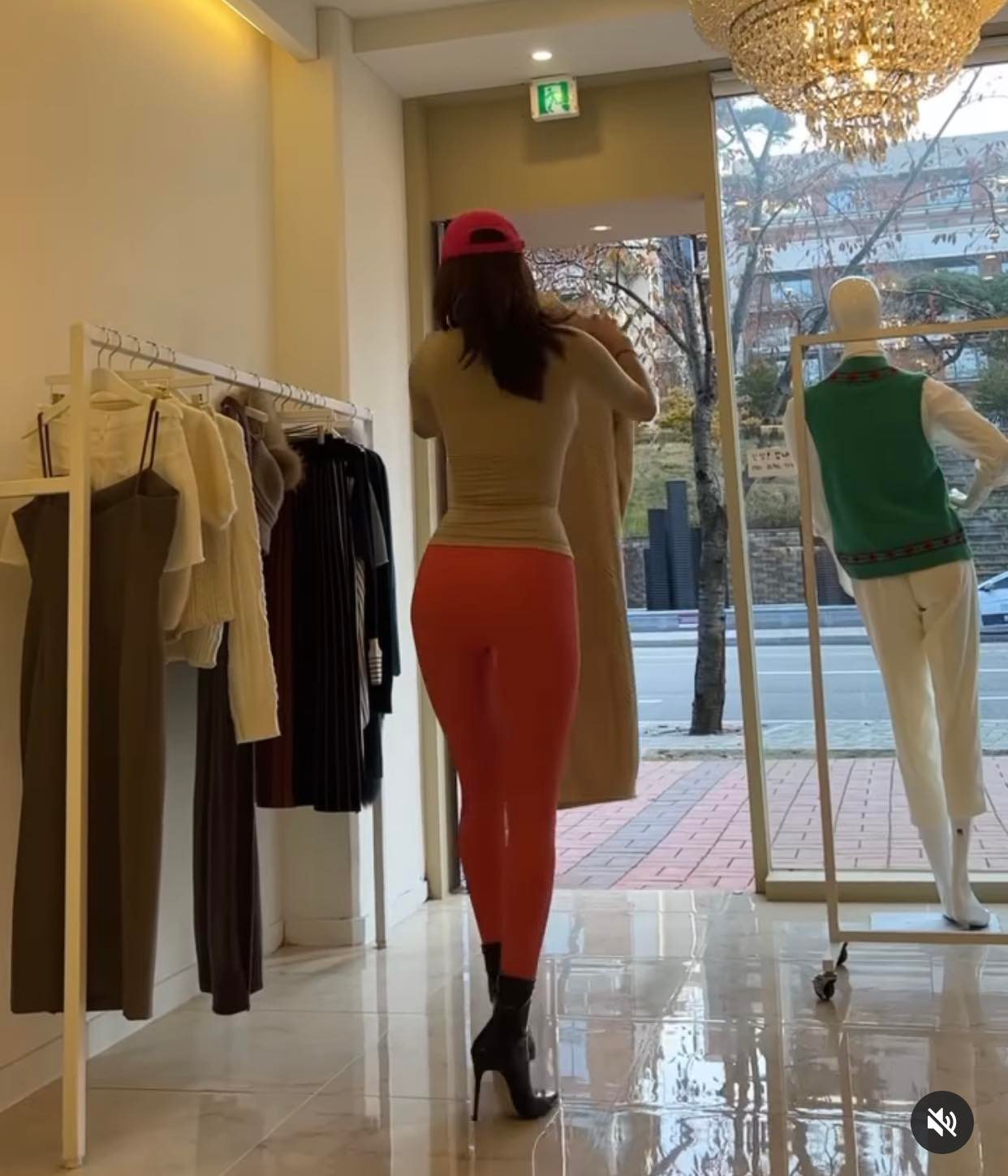 Hot Mom xứ Hàn gây tranh cãi về chuyện mặc đồ tập ở nơi công cộng - tháng 11