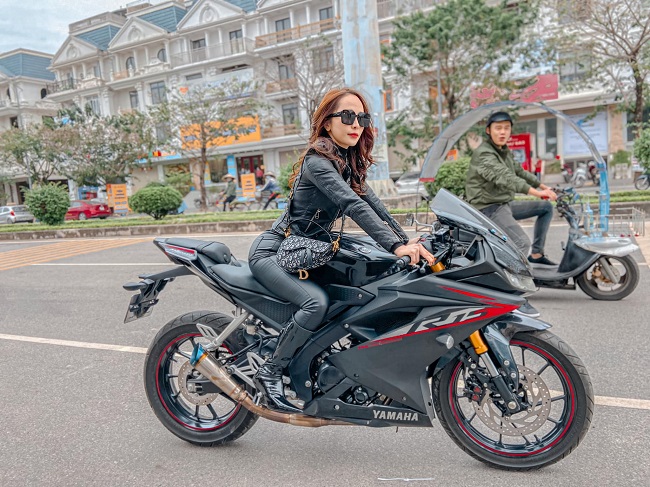 Mới đây trên trang cá nhân, diễn viên Quỳnh Nga khoe dáng cá tính khi "cưỡi" xe mô tô phân khối lớn. 
