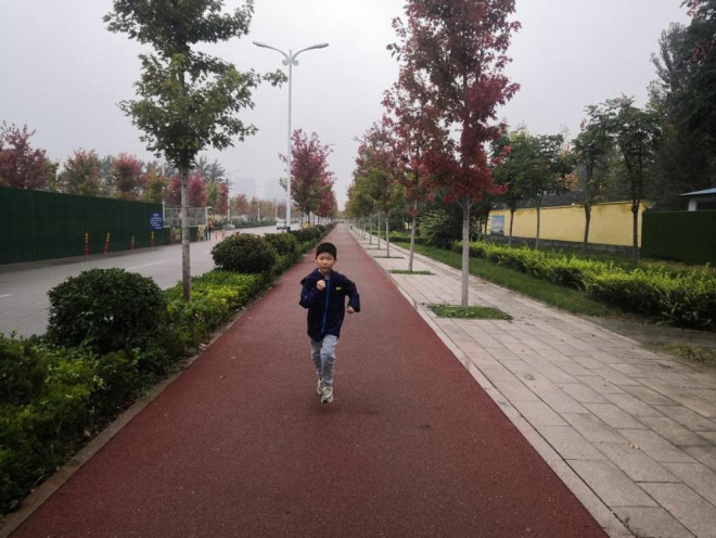 Bé trai 9 tuổi mỗi ngày chạy bộ 10km, tâm niệm duy nhất một điều gây xúc động mạnh - 1