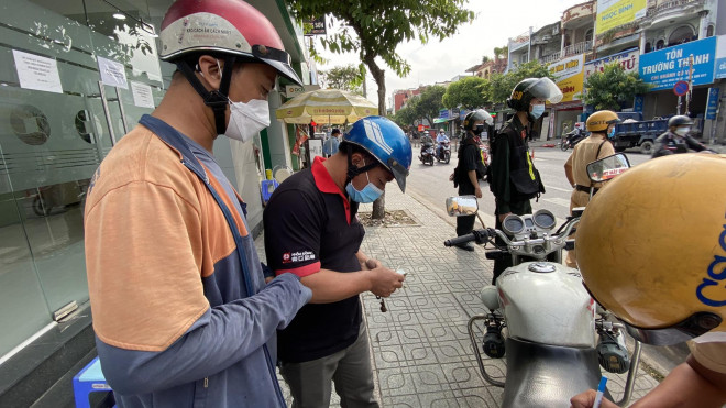 Clip: Cận cảnh CSGT truy quét xe máy làm xiếc trên đường ở TPHCM - 2