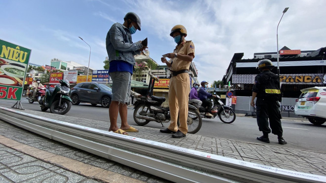 Clip: Cận cảnh CSGT truy quét xe máy làm xiếc trên đường ở TPHCM - 3