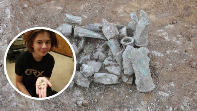 Săn kho báu trên đồng, cô bé 13 tuổi phát hiện 65 bảo vật gây choáng váng - 1