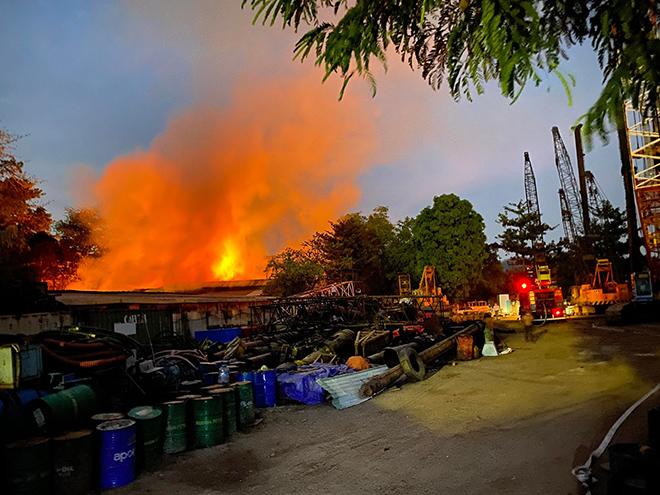 Đang cháy dữ dội nhà xưởng ở Thủ Đức, dân ôm tài sản tháo chạy - 1