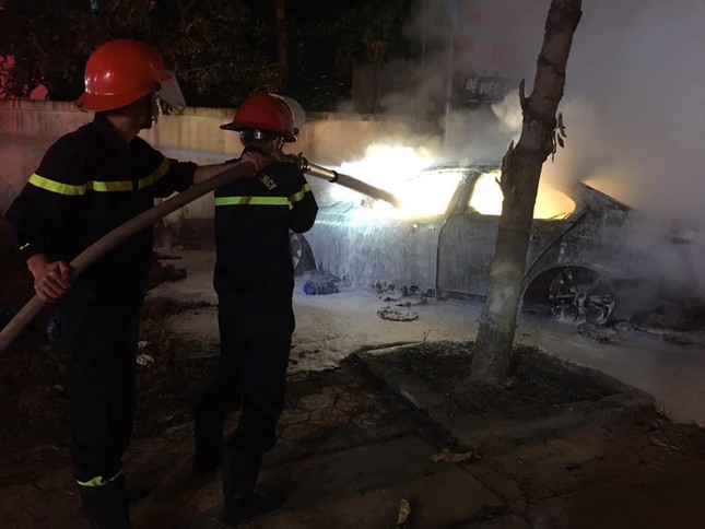 Ô tô đột nhiên bốc cháy trơ khung khi đỗ trên đường - 2