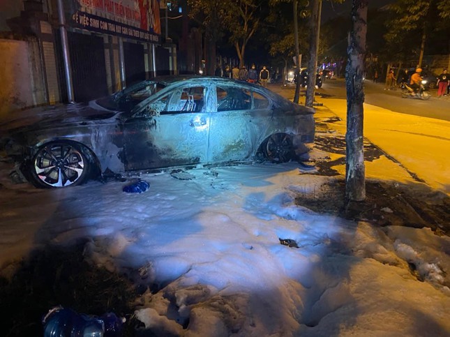 Ô tô đột nhiên bốc cháy trơ khung khi đỗ trên đường - 3