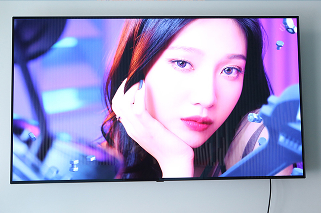Smart TV LG OLED 55A1 được tích hợp công nghệ màn hình OLED, độ phân giải 4K, có tới 8,3 triệu điểm ảnh tự phát sáng có thể bật và tắt để đạt được màu đen hoàn hảo cùng độ tương phản vô hạn. 
