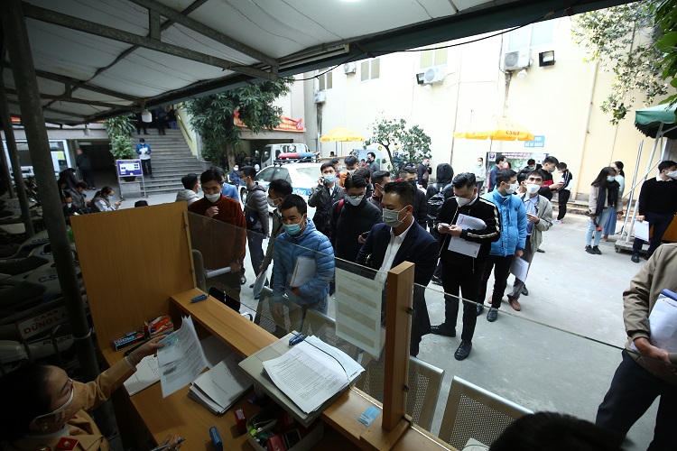 Hà Nội: Biển người đi đăng ký xe ô tô sau thông báo giảm 50%  mức thu phí trước bạ - 1