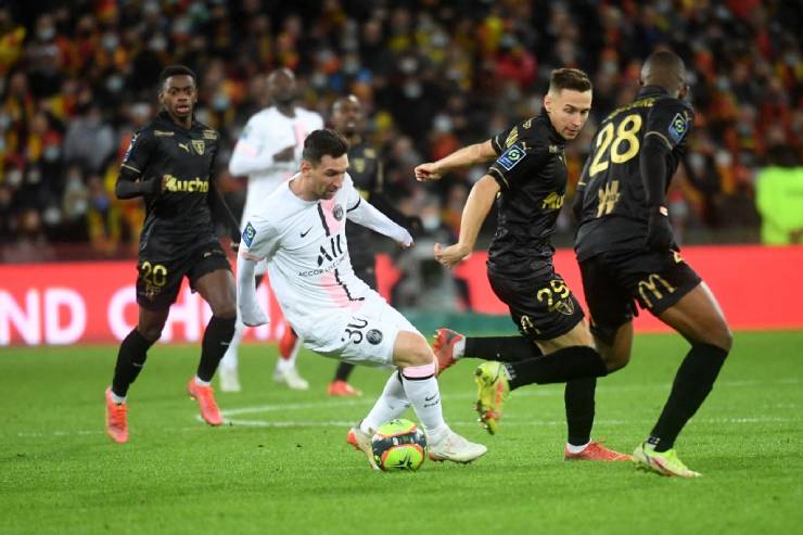 Tranh cãi PSG thủng lưới cay đắng: Messi nằm sân, đối thủ vẫn tấn công ghi bàn - 1