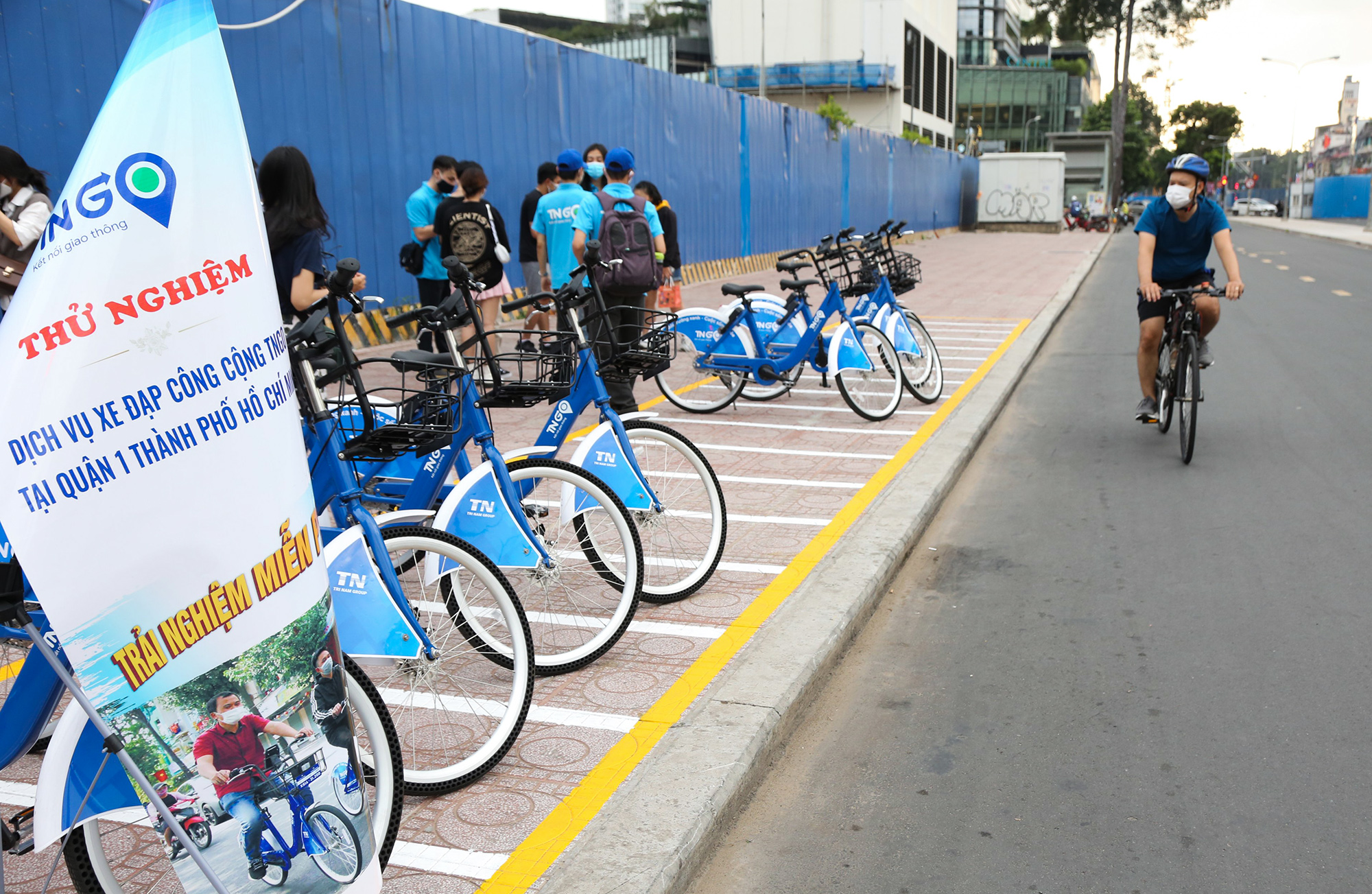 Người dân thích thú trải nghiệm xe đạp công cộng ở trung tâm Sài Gòn - 1