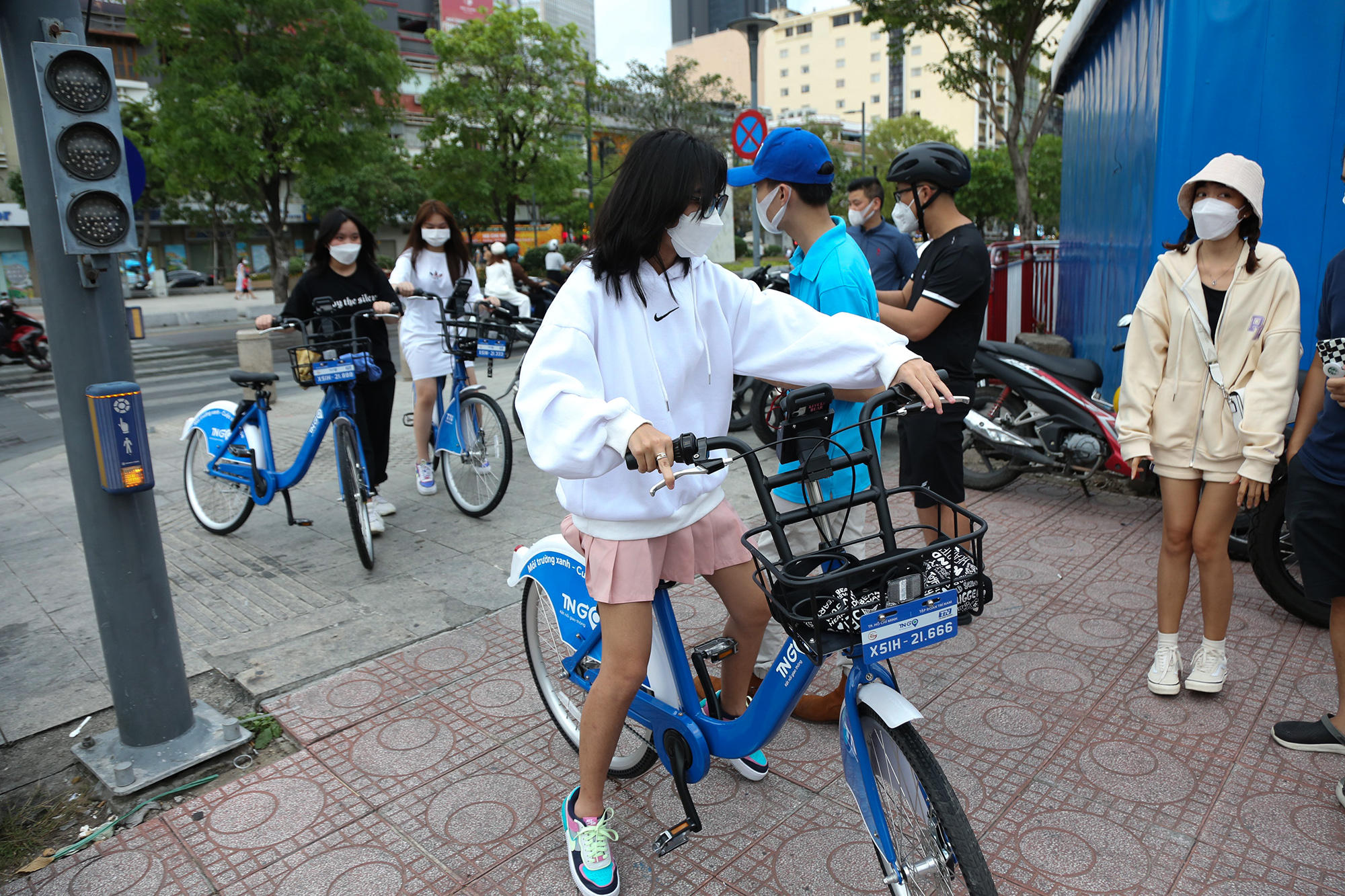 Người dân thích thú trải nghiệm xe đạp công cộng ở trung tâm Sài Gòn - 10