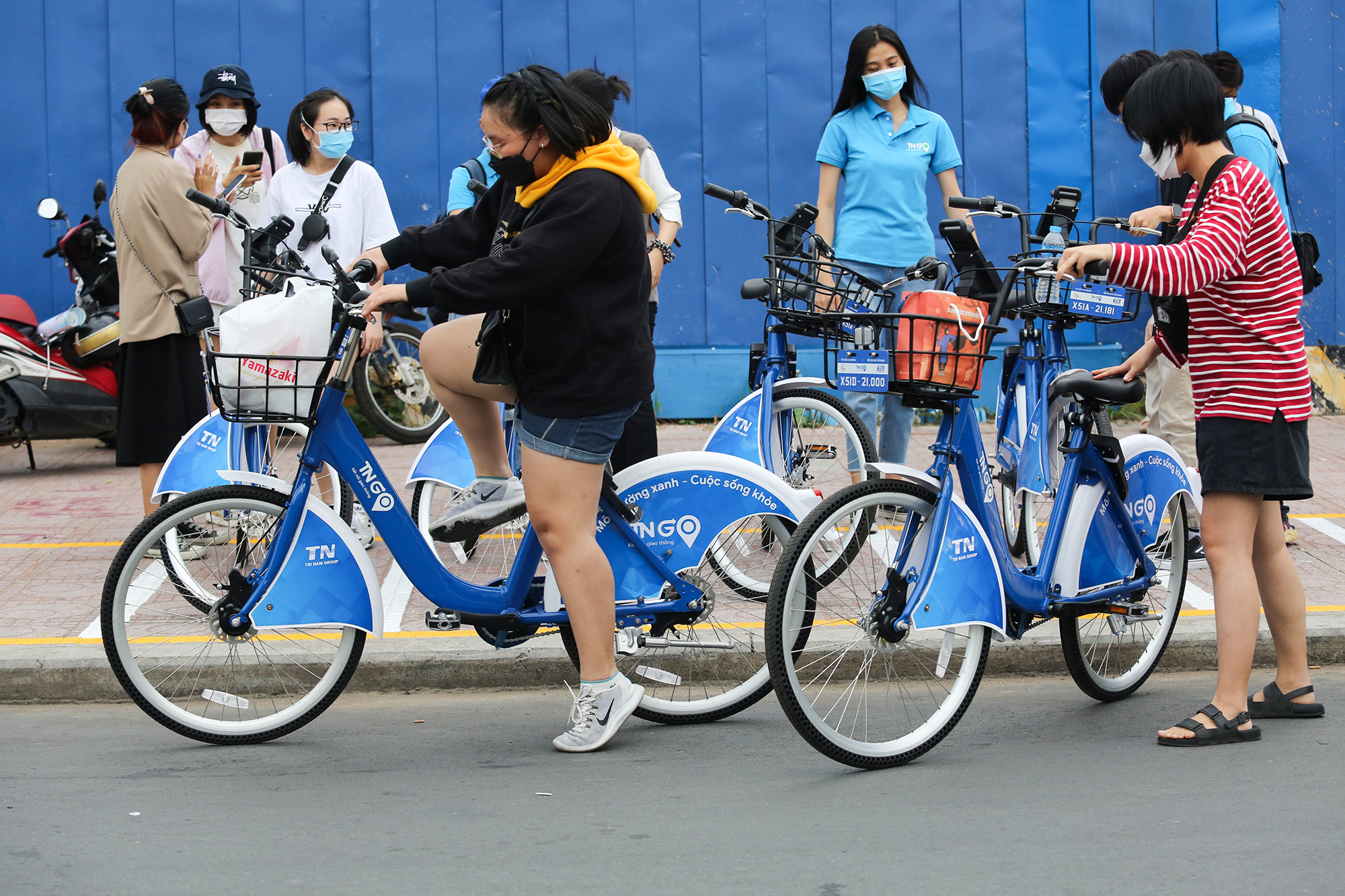 Người dân thích thú trải nghiệm xe đạp công cộng ở trung tâm Sài Gòn - 12