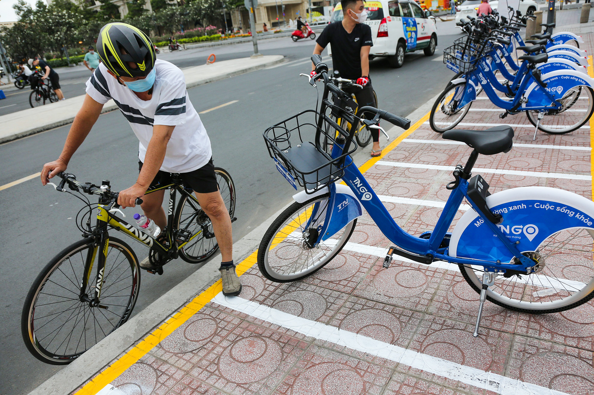 Người dân thích thú trải nghiệm xe đạp công cộng ở trung tâm Sài Gòn - 6