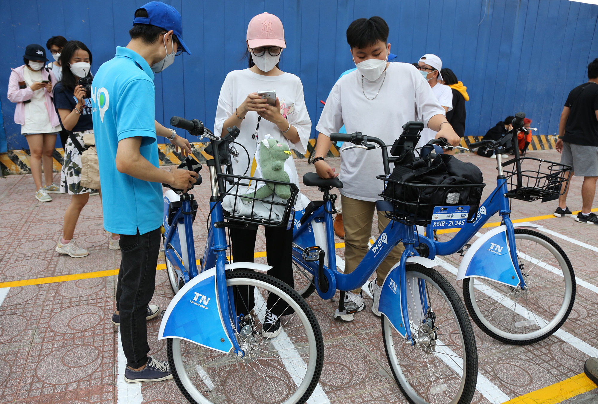 Người dân thích thú trải nghiệm xe đạp công cộng ở trung tâm Sài Gòn - 7