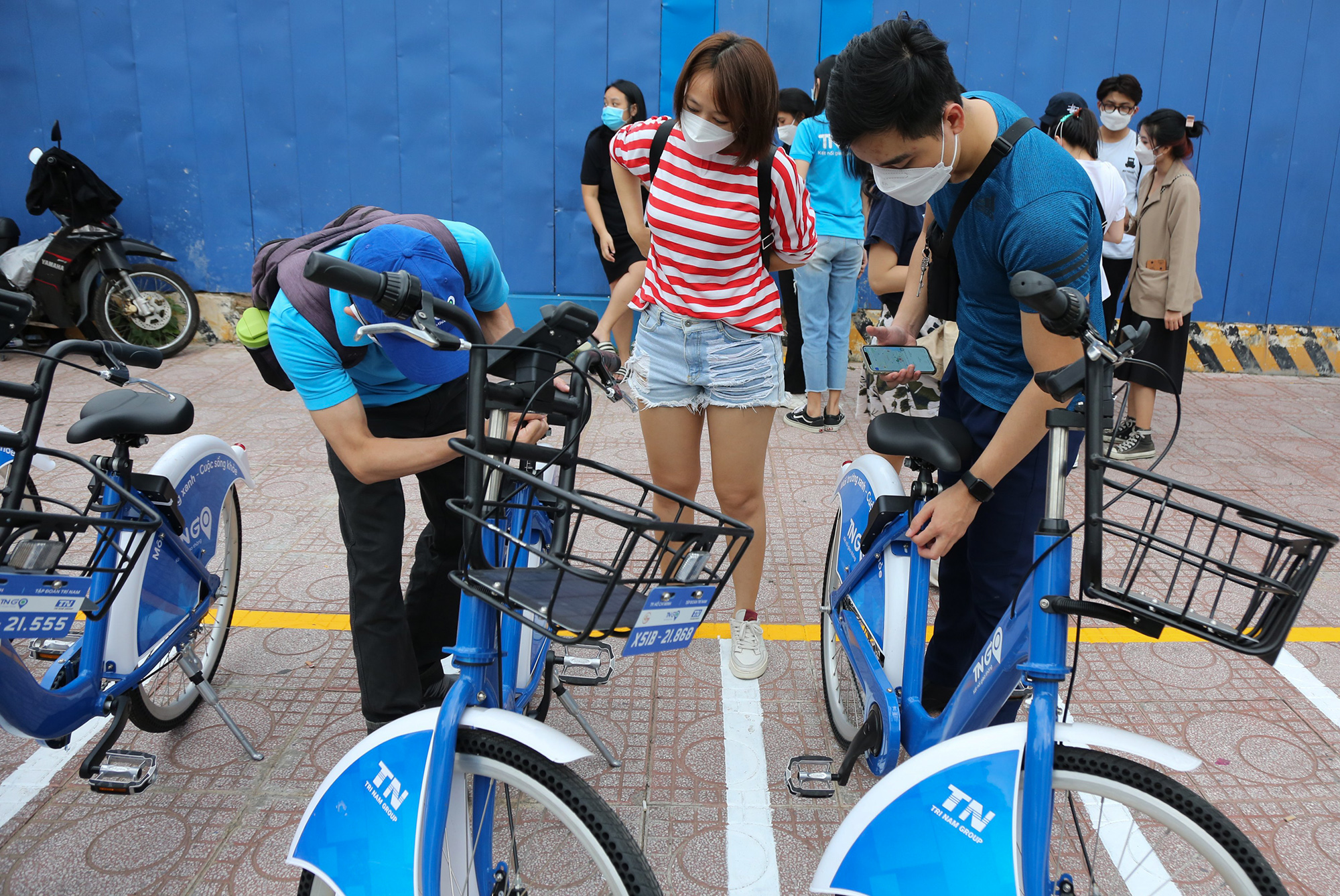 Người dân thích thú trải nghiệm xe đạp công cộng ở trung tâm Sài Gòn - 9