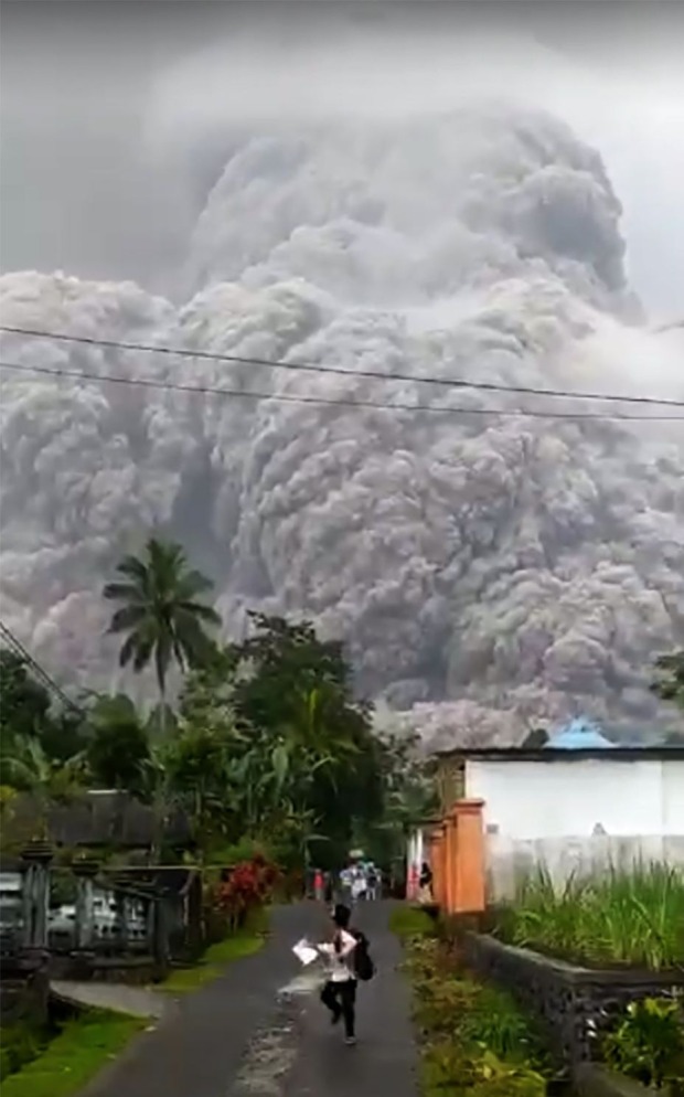 Video: Núi lửa phun tro bụi cao 15km kín trời, gây cảnh như tận thế ở Indonesia - 1