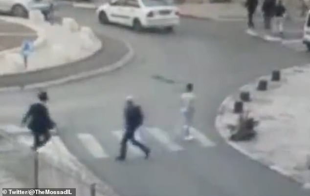 Video: Thanh niên Palestine bất ngờ rút dao đâm người, bị cảnh sát Israel bắn chết tại chỗ - 1