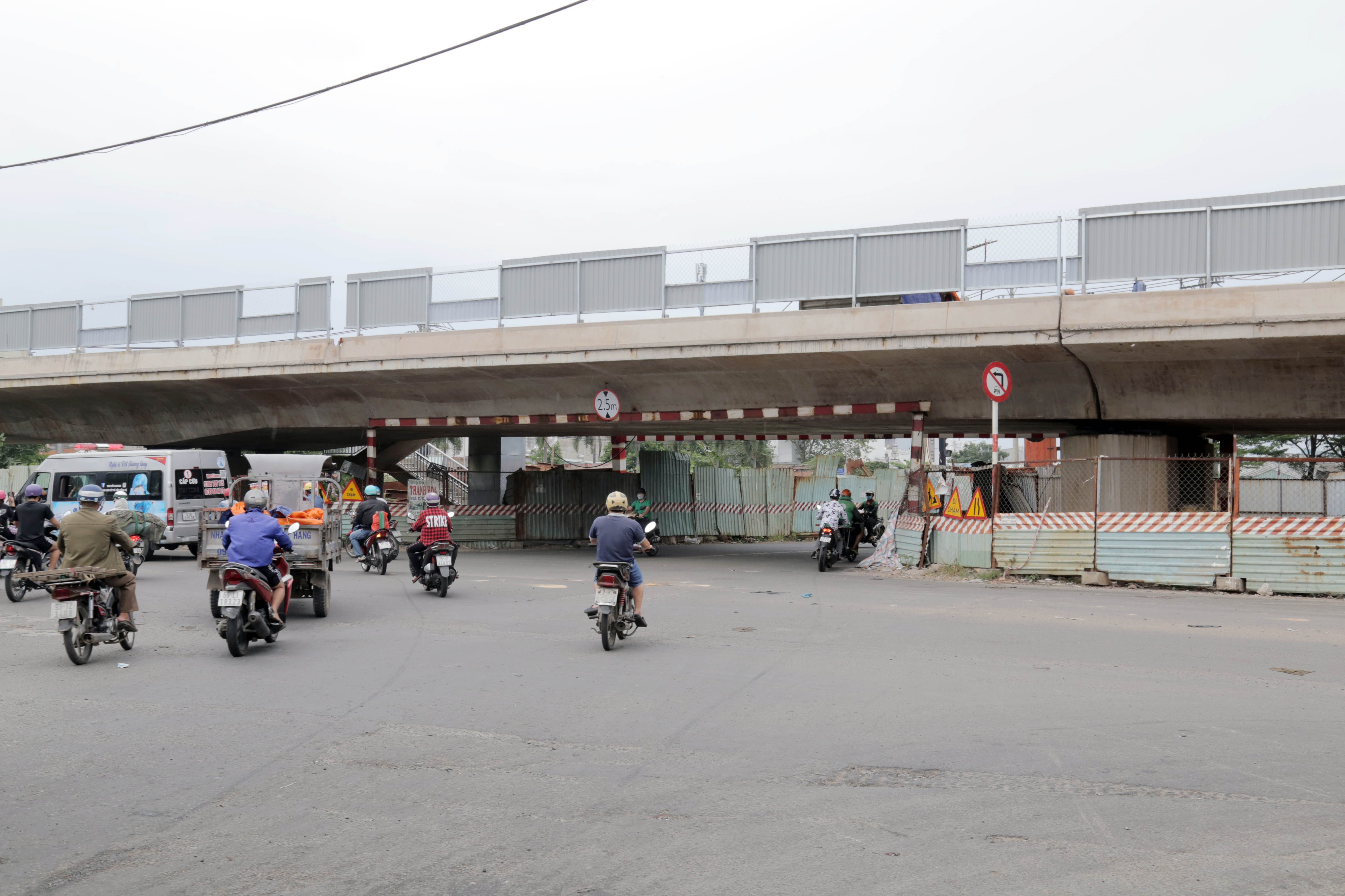Ảnh: Nhánh của cầu trăm tỷ ở Sài Gòn thông xe sau 4 năm thi công - 4