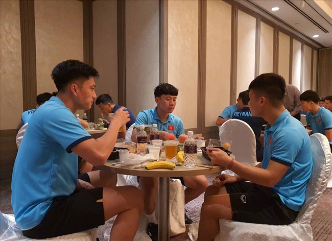 Mới đây, trong họp báo, ông Park Hang-seo chia sẻ 3 ngày qua các cầu thủ tuyển Việt Nam chỉ ăn cá, gà. 

