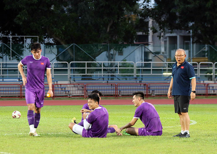 ĐT Việt Nam chờ loại 6 cầu thủ trước trận gặp Lào, thầy Park vui chơi với học trò - 1