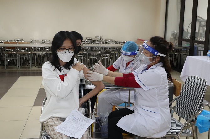 Gần 70% trẻ từ 12-17 tuổi ở Hà Nội đã tiêm vắc-xin COVID-19 - 1