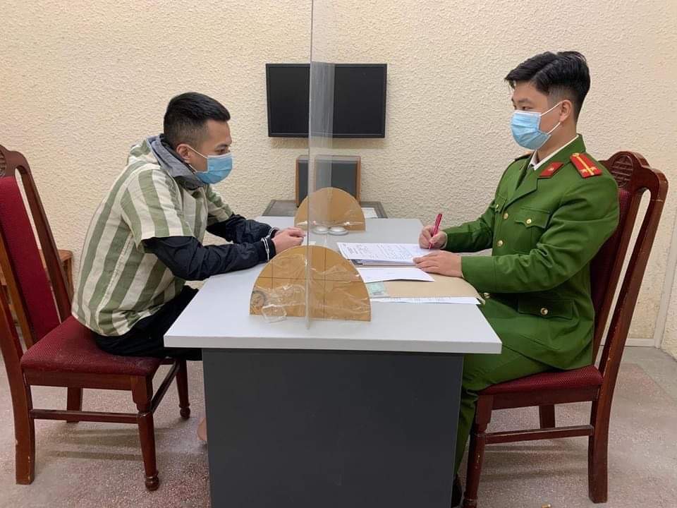 Hỗn chiến kinh hoàng, người đàn ông bị đâm gục, phải cầu xin thủ phạm buông dao - 1