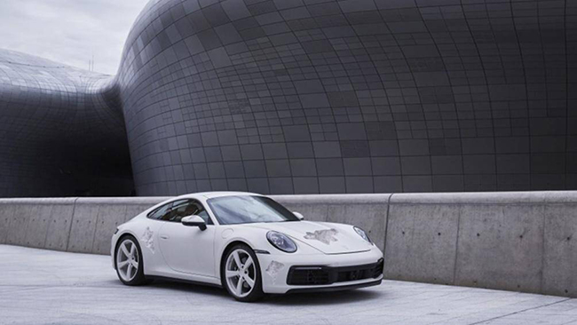 911 (992): Nghệ sĩ đương đại Daniel Arsham đã khiến chiếc xe độc đáo hơn với những mảng tạo hiệu ứng bong tróc trên nền màu trắng ở ngoại thất
