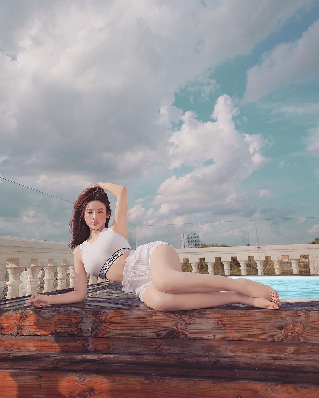 “Hot girl ở lâu đài 80 tỷ giữa Sài thành” dùng nơ thay nội y khoe body đẹp mướt mắt - 4