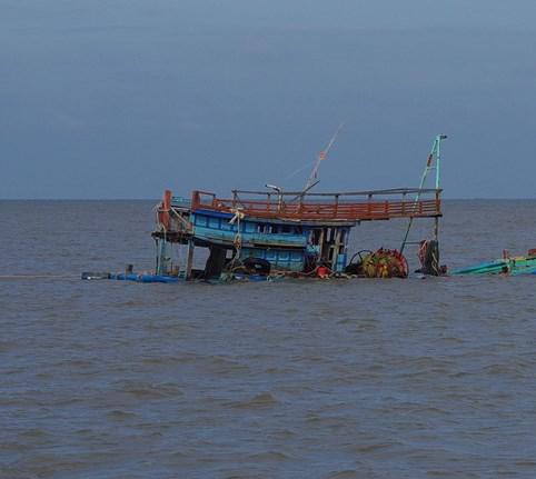 12 ngư dân rơi xuống biển sau khi tàu hàng tông chìm tàu cá - 1