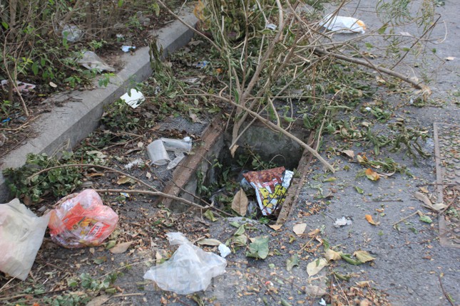 Công viên 'trăm tỷ' ở Hà Nội mới đưa vào sử dụng đã xuống cấp - 9