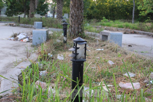 Công viên 'trăm tỷ' ở Hà Nội mới đưa vào sử dụng đã xuống cấp - 16