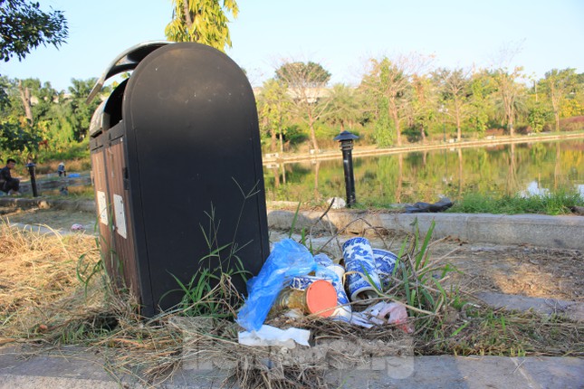 Công viên 'trăm tỷ' ở Hà Nội mới đưa vào sử dụng đã xuống cấp - 18