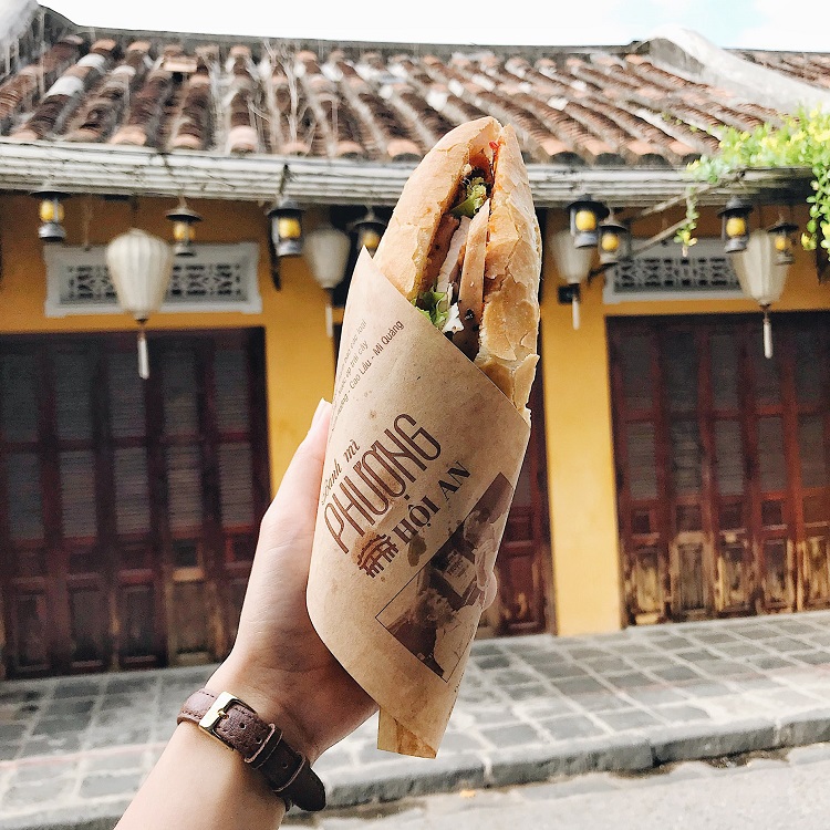 Cận cảnh chiếc bánh mỳ Việt “lớn nhất thế giới” bán với giá 1,2 triệu đồng - 1
