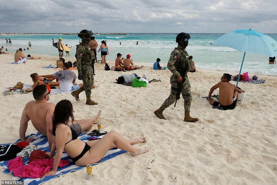 Mexico: Ra biển tắm nắng, chứng kiến cảnh tượng khác thường - 1
