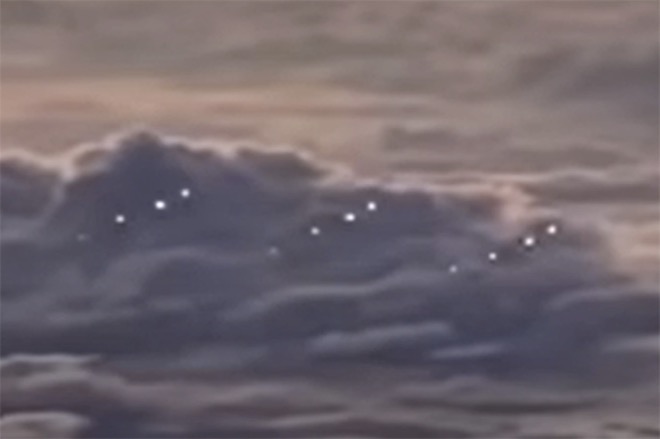 Video: Khoảnh khắc 12 UFO bay theo đội hình khiến phi công kinh ngạc - 1
